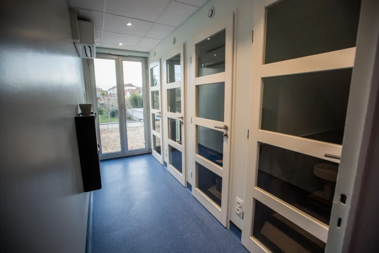 Couloir et portes des chatteries de l'espace félin