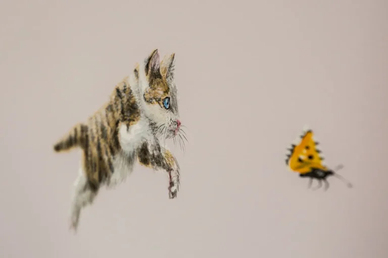 Fresque murale : un chat saute vers un papillon