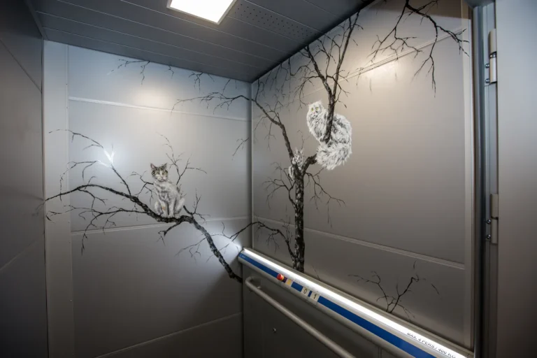 Fresque d'un arbre et de chats dans la cage d'escalier