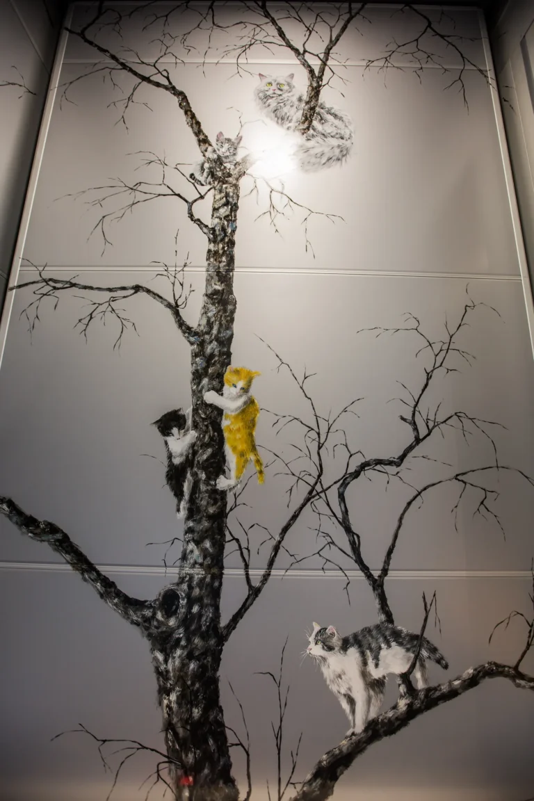 Fresque d'un arbre avec des chats qui grimpent