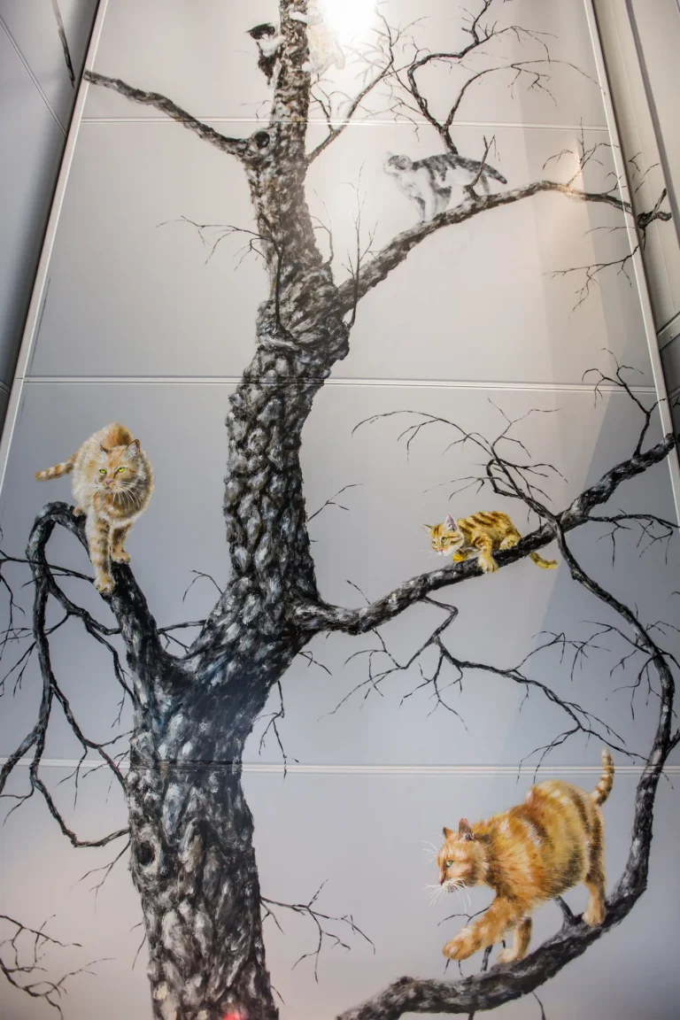 Fresque d'un arbre avec des chats qui grimpent (détail)