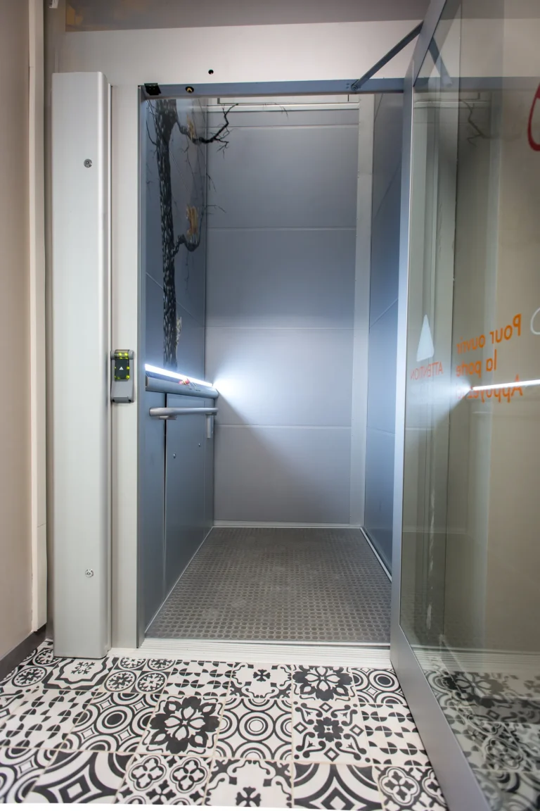 Cabine de l'ascenseur vers l'espace félin