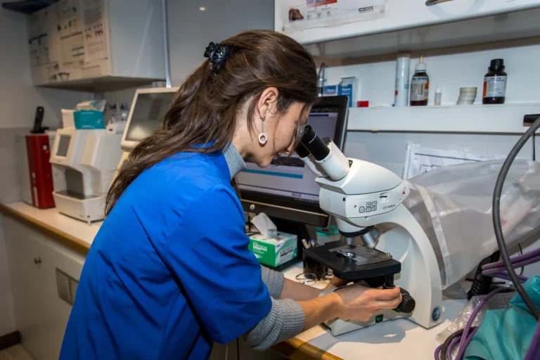 Assistante au microscope au laboratoire