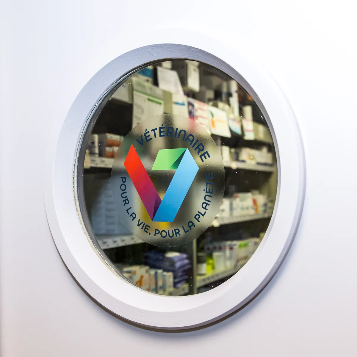 Vitrine ronde de la pharmacie de la clinique